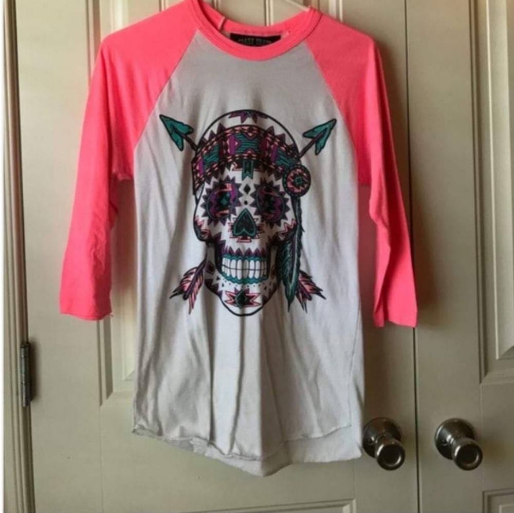 Skull arrow baseball tee